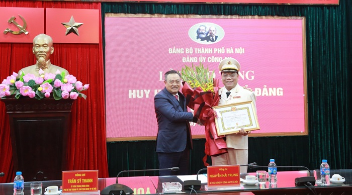 Trung tướng Nguyễn Hải Trung, Giám đốc Công an Thành phố Hà Nội vinh dự nhận Huy hiệu 30 năm tuổi Đảng